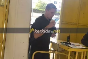 Έφτασε.... με καφέ ανά χείρας 