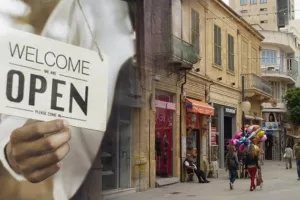 Μέτρα-αλλαγές/ Πόσα άτομα, μέχρι ποια ώρα, τι ανοίγει & τι κλείνει