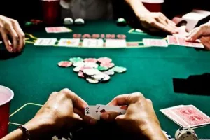 Πάφος: Έστρωσαν πράσινη τσόχα σε καφενείο
