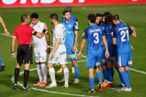 "Κόλλησαν" στο ντέρμπι Ομόνοια και Ανόρθωση (φώτος)