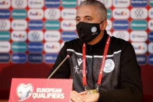 ΚΩΣΤΕΝΟΓΛΟΥ: "Πρέπει σιγά σιγά η λέξη ήττα να σβήνεται από το λεξιλόγιο μας"