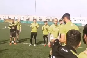 Τούρτα στον αρχηγό (βίντεο)