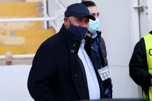 Τρεις μήνες μετά το... "εγώ σας λέω δεν θα πέσουμε"!