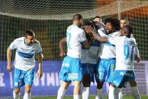 Κερδίζει, πλησιάζει, πιέζει…