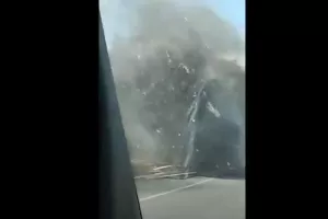 ΕΚΤΑΚΤΟ: Φωτιά σε φορτηγό στον αυτοκινητόδρομο (Βίντεο)