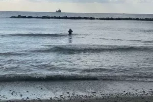 Πριν... το ΑΠΟΕΛ, κολύμπι ο κόουτς! (φώτος)