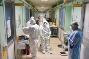 Δυο θάνατοι, 293 κρούσματα