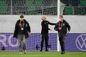 Εικοσάλεπτη καθυστέρηση στην έναρξη γιατί τα δοκάρια ήταν πιο ψηλά!! 