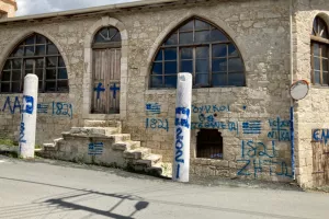 Καταδικάζει η Κυβέρνηση τους βανδαλισμούς στο τζαμί
