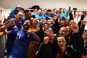 Το σύνθημα που δόνησε (ξανά) τα αποδυτήρια της Εθνικής!