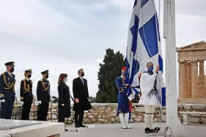 Η έπαρση της σημαίας στον Ιερό Βράχο της Ακρόπολης