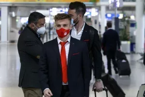 Η αναχώρηση των «ερυθρόλευκων» για το Λονδίνο (φώτος)