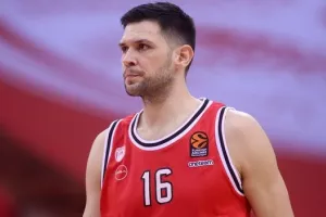 Χειρουργείο για τον Παπανικολάου, 10-12 εβδομάδες εκτός δράσης