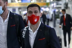 Η αναχώρηση των «ερυθρόλευκων» για το Λονδίνο (φώτος)