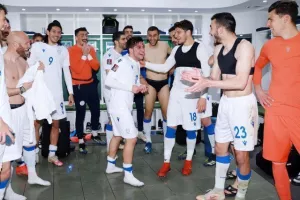 ΦΩΤΟΣ & ΒΙΝΤΕΟ/Τρελό πάρτι στα αποδυτήρια της Εθνικής