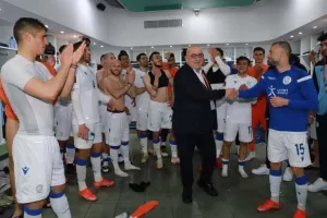 ΦΩΤΟΣ & ΒΙΝΤΕΟ/Τρελό πάρτι στα αποδυτήρια της Εθνικής