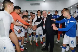 ΦΩΤΟΣ & ΒΙΝΤΕΟ/Τρελό πάρτι στα αποδυτήρια της Εθνικής