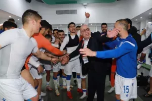 ΦΩΤΟΣ & ΒΙΝΤΕΟ/Τρελό πάρτι στα αποδυτήρια της Εθνικής