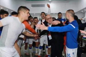 ΦΩΤΟΣ & ΒΙΝΤΕΟ/Τρελό πάρτι στα αποδυτήρια της Εθνικής