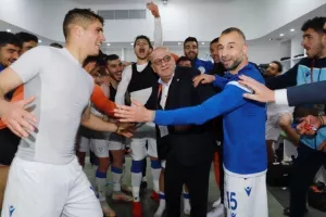 ΦΩΤΟΣ & ΒΙΝΤΕΟ/Τρελό πάρτι στα αποδυτήρια της Εθνικής