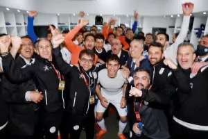 ΦΩΤΟΣ & ΒΙΝΤΕΟ/Τρελό πάρτι στα αποδυτήρια της Εθνικής