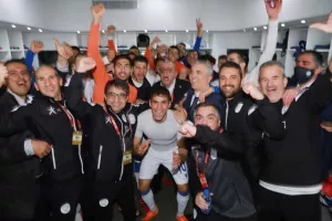 ΦΩΤΟΣ & ΒΙΝΤΕΟ/Τρελό πάρτι στα αποδυτήρια της Εθνικής