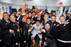 ΦΩΤΟΣ & ΒΙΝΤΕΟ/Τρελό πάρτι στα αποδυτήρια της Εθνικής