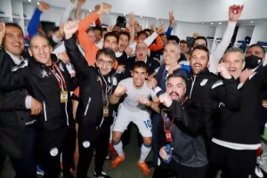 ΦΩΤΟΣ & ΒΙΝΤΕΟ/Τρελό πάρτι στα αποδυτήρια της Εθνικής