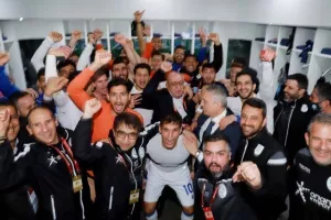ΦΩΤΟΣ & ΒΙΝΤΕΟ/Τρελό πάρτι στα αποδυτήρια της Εθνικής
