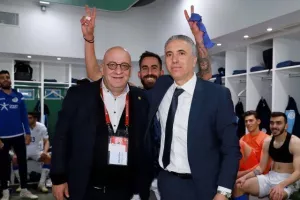 ΦΩΤΟΣ & ΒΙΝΤΕΟ/Τρελό πάρτι στα αποδυτήρια της Εθνικής
