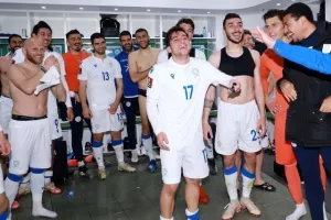 ΦΩΤΟΣ & ΒΙΝΤΕΟ/Τρελό πάρτι στα αποδυτήρια της Εθνικής