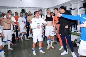 ΦΩΤΟΣ & ΒΙΝΤΕΟ/Τρελό πάρτι στα αποδυτήρια της Εθνικής