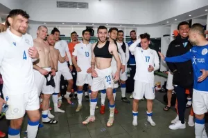 ΦΩΤΟΣ & ΒΙΝΤΕΟ/Τρελό πάρτι στα αποδυτήρια της Εθνικής
