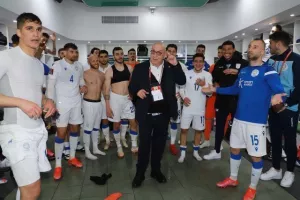 ΦΩΤΟΣ & ΒΙΝΤΕΟ/Τρελό πάρτι στα αποδυτήρια της Εθνικής