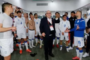 ΦΩΤΟΣ & ΒΙΝΤΕΟ/Τρελό πάρτι στα αποδυτήρια της Εθνικής