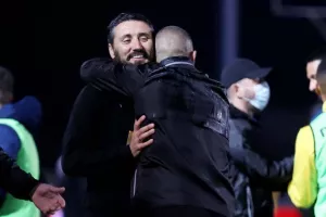 Αγκαλιές;/ΑΕΛ