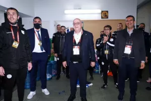 ΦΩΤΟΣ & ΒΙΝΤΕΟ/Τρελό πάρτι στα αποδυτήρια της Εθνικής