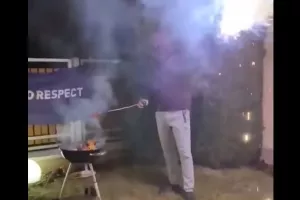 Άναψε πυρσό με την φουκού (βίντεο) 