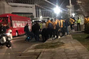 (UPD) Έφυγαν με τα αυτοκίνητά τους από την κάτω έξοδο του ΟΑΚΑ οι παίκτες της ΑΕΚ