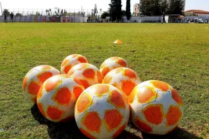 Βρισιές, χειρονομίες προς την κερκίδα και αποκλεισμός από δύο αγώνες