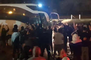 "ΝΤΟΥ" στο λεωφορείο: "Aντε γεια, πρωτάθλημα ξανά..."(φώτος/βίντεο)