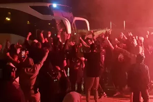 "ΝΤΟΥ" στο λεωφορείο: "Aντε γεια, πρωτάθλημα ξανά..."(φώτος/βίντεο)