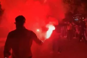 (ΦΩΤΟΣ/Βίντεο) ΑΕΛίστες έξω από το Τσίρειο! 