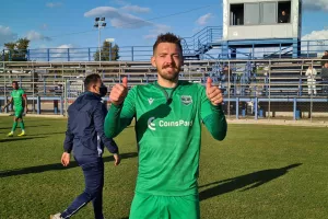 "Thumbs up" στο φακό μας ο γκολτζής
