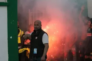 “Να κλείσουν τα αυτιά τους και να τα δώσουν όλα”