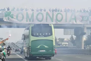 "Καυτή" υποδοχή στο λεωφορείο της Ομόνοιας! (φώτο)