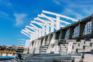 (ΦΩΤΟΣ) Άρχισε η τοποθέτηση του στεγάστρου στο γήπεδο της Λεμεσού