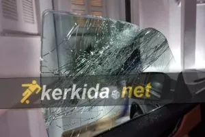 (ΦΩΤΟΣ-ΔΗΛΩΣΗ) Επίθεση στον γιο του Π.Παπαέλληνα-Ζημιές στο αυτοκίνητο