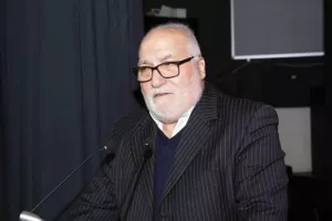 Οδηγείται στην τελευταία του κατοικία ο μεγάλος Νίκος Χαραλάμπους