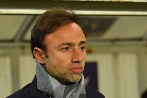 Επικοινωνία με Κόντη...